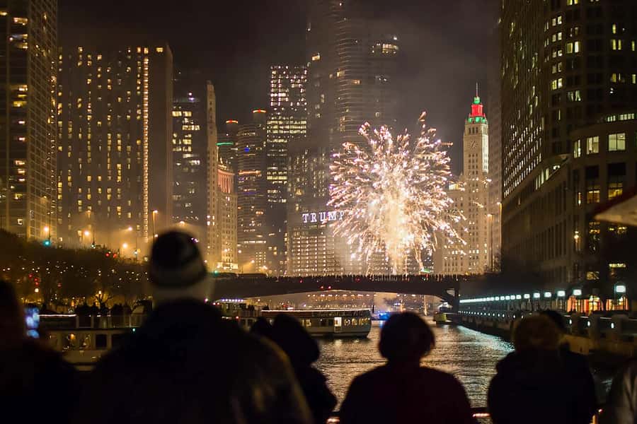 Chicago: Fireworks Cruise with Lake or River Viewing Options - The Lake Michigan cruise adds the lock and skyline