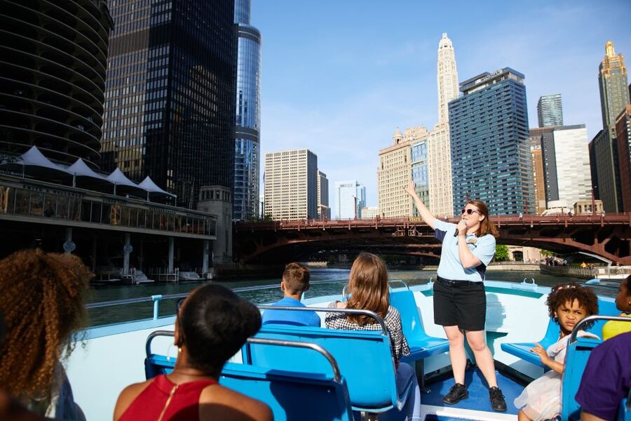 Chicago: Narrated Sightseeing River and Lake Cruise - Food, drinks, and family planning