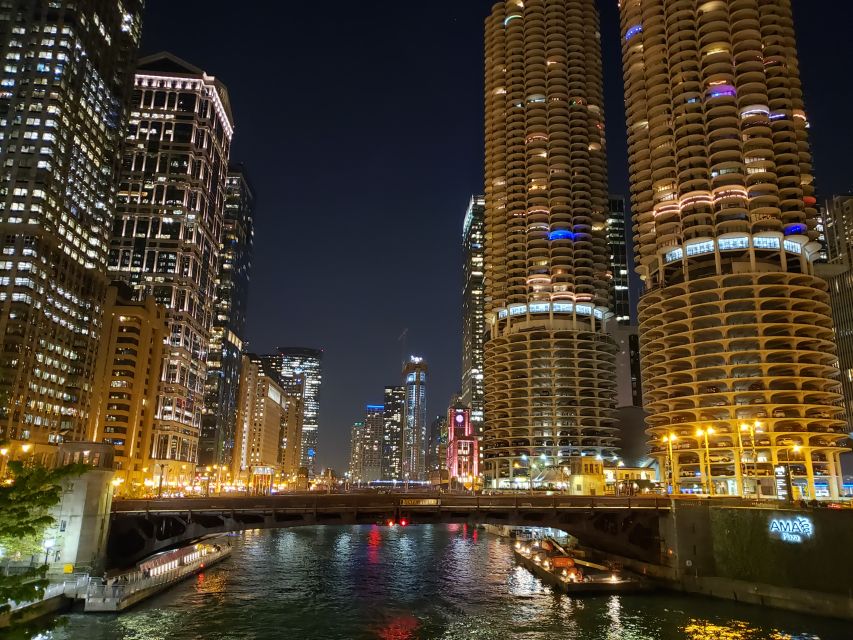 Chicago River: 1.5-Hour Guided Architecture Cruise - The guides make or break the experience