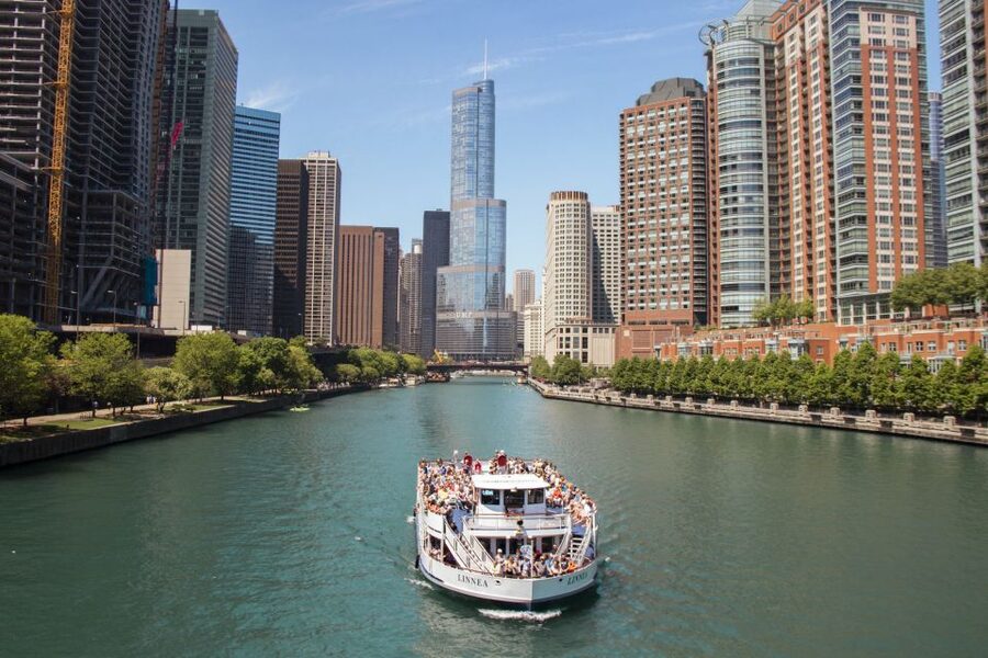Chicago River: 1.5-Hour Guided Architecture Cruise - From the Michigan Avenue bridge to Wolf Point