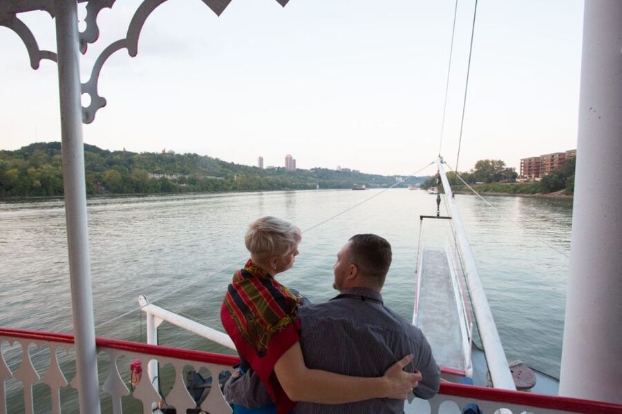 Cincinnati: Ohio River Cruise with Buffet Dinner - A two-hour route with Cincinnati and Kentucky in view