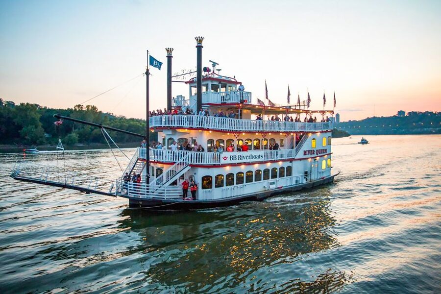 Cincinnati: Riverboat Cruise with Lunch and Entertainment - Boarding and finding your place onboard