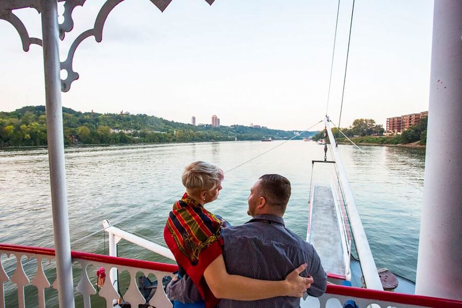 Cincinnati: Riverboat Cruise with Lunch and Entertainment - Music, narration, and the human touch