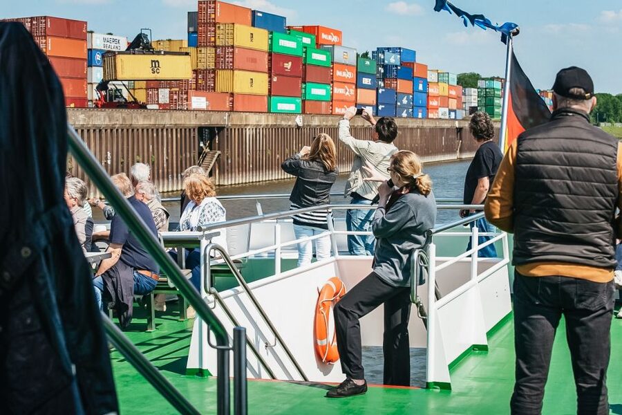 Cologne: 3-Hour Harbor Tour Cruise - A German-speaking guide makes the difference