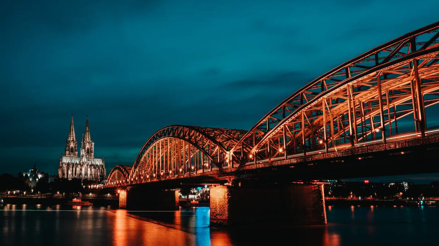 Cologne: Rhine River Winter Cruise with Festive Music - Live music gives the cruise its character