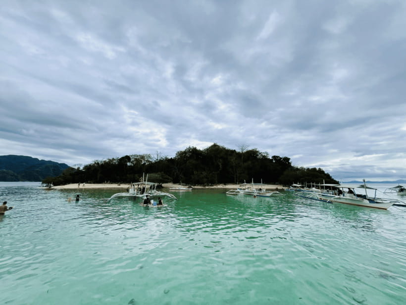 Coron: Private Boat Hire with Guided Tour and Lunch on Beach - How the guide affects the experience