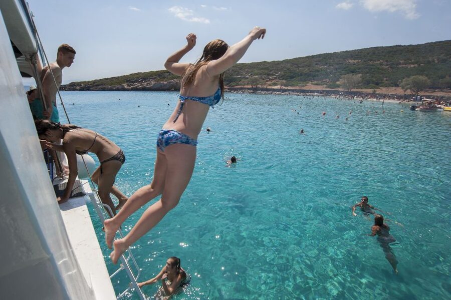 Crete: Spinalonga, Elounda, & Agios Nikolaos Boat Tour & BBQ - Returning through Elounda for an olive oil taste