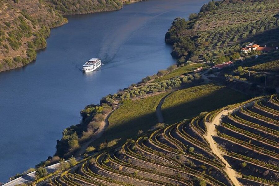 Day Cruise from Porto to Pinhão with Breakfast and Lunch - Crestuma-Lever Dam and the first lock crossing