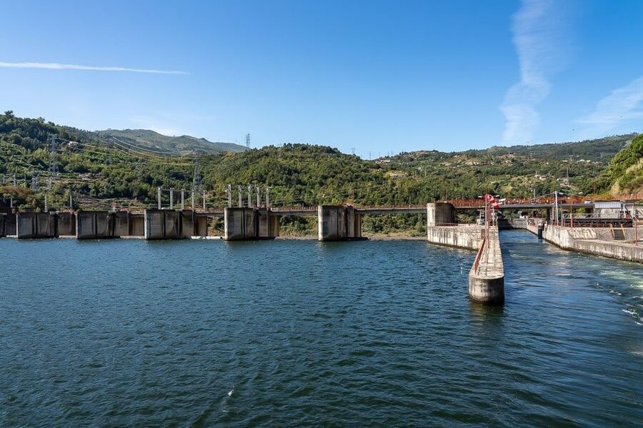 Day Cruise from Porto to Pinhão with Breakfast and Lunch - Breakfast on board, then a full lunch