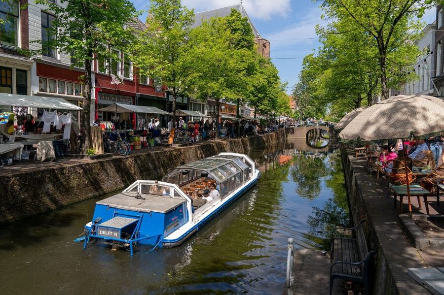 Delft: Canal Cruise with Guided Commentary - The Boat, Roof, and Seating