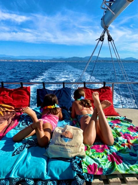Denia: Cova Tallada Catamaran Tour and Swimming Stop - Music, drinks, and the pace onboard