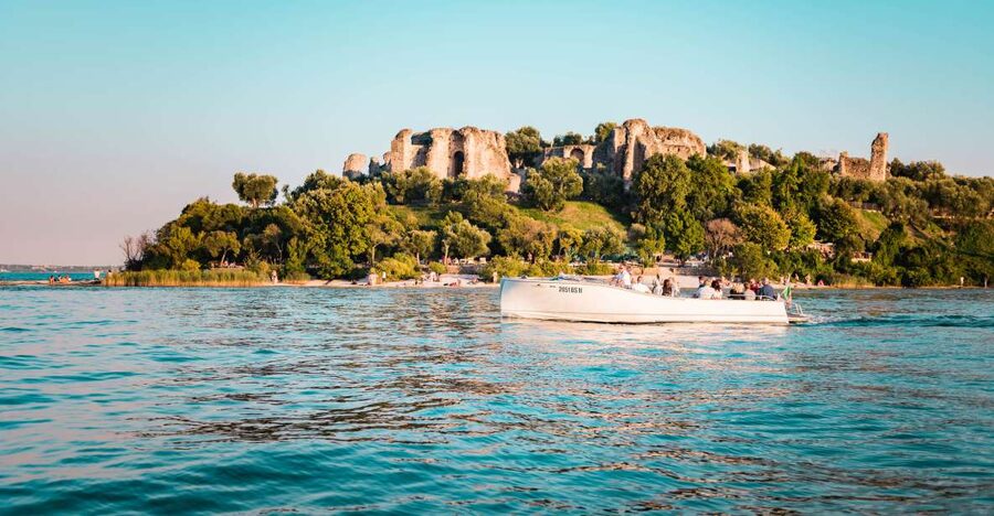 Desenzano del Garda: Sunset Boat Trip at Sunset with Drink - The 75-minute route toward Sirmione