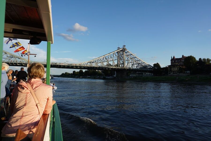 Dresden: River Sightseeing Boat Cruise - The Loschwitz Villa Quarter and Blue Wonder
