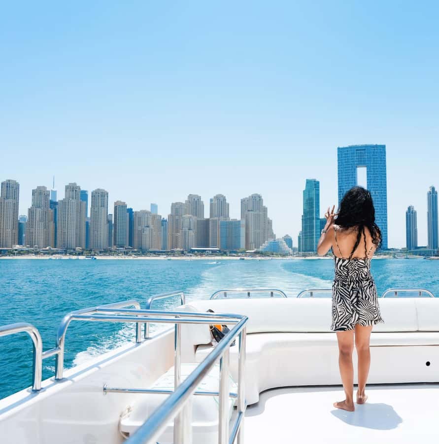 Dubai: Instagrammable Yacht Tour with Drinks & Ain/JBR Views - The 60-minute route and its main views