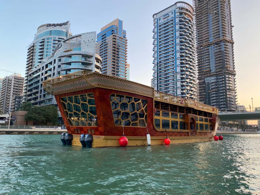 Dubai Marina: Dinner Cruise in a Traditional Boat - Boarding at Dubai Marina