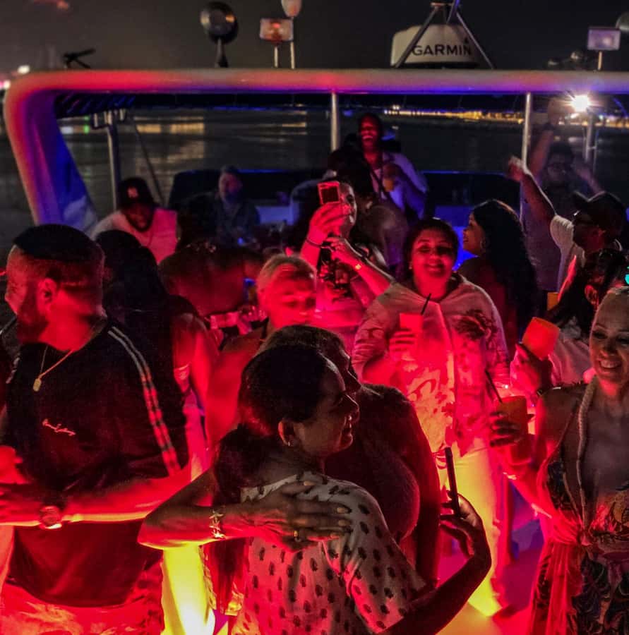 Dubai: Marina Yacht Party with BBQ, Unlimited Drinks and DJ - Dubai Marina by night: the best part of the route