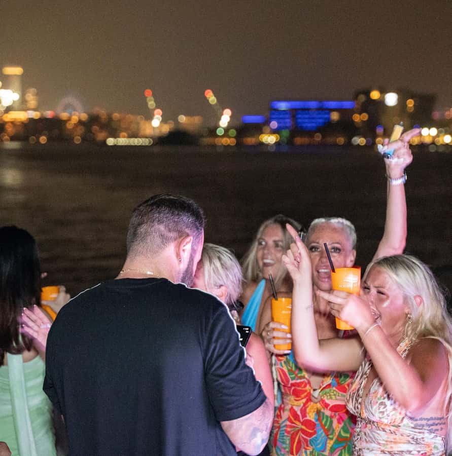 Dubai: Marina Yacht Party with BBQ, Unlimited Drinks and DJ - Unlimited drinks and the open-deck party