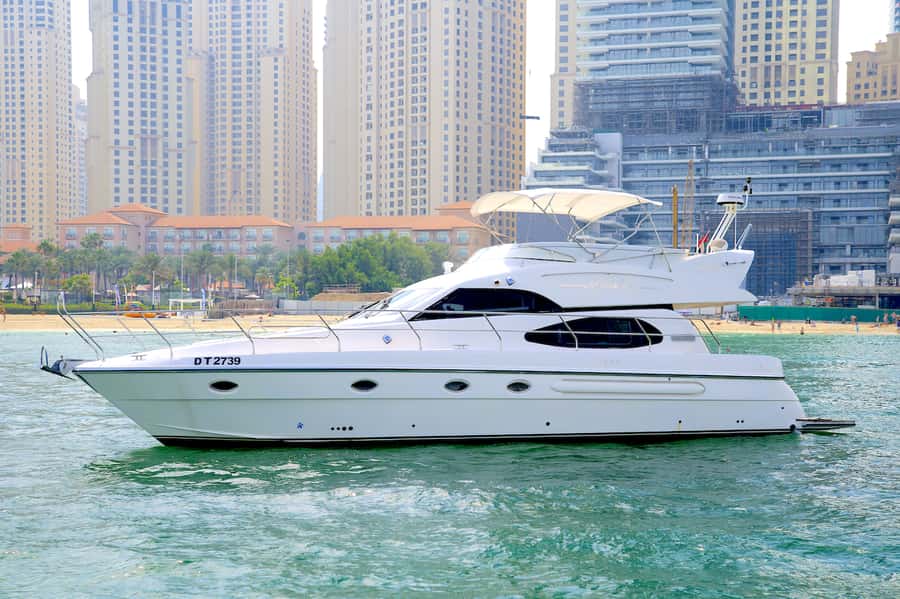 Dubai: Private Luxury Cruise on a Stylish 50ft Yacht - What the 50-foot yacht feels like onboard