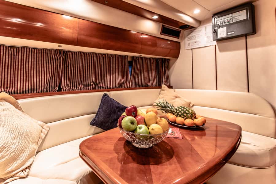 Dubai: Private Luxury Everest Yacht Cruise from Dubai Marina - Palm Jumeirah and Atlantis The Palm