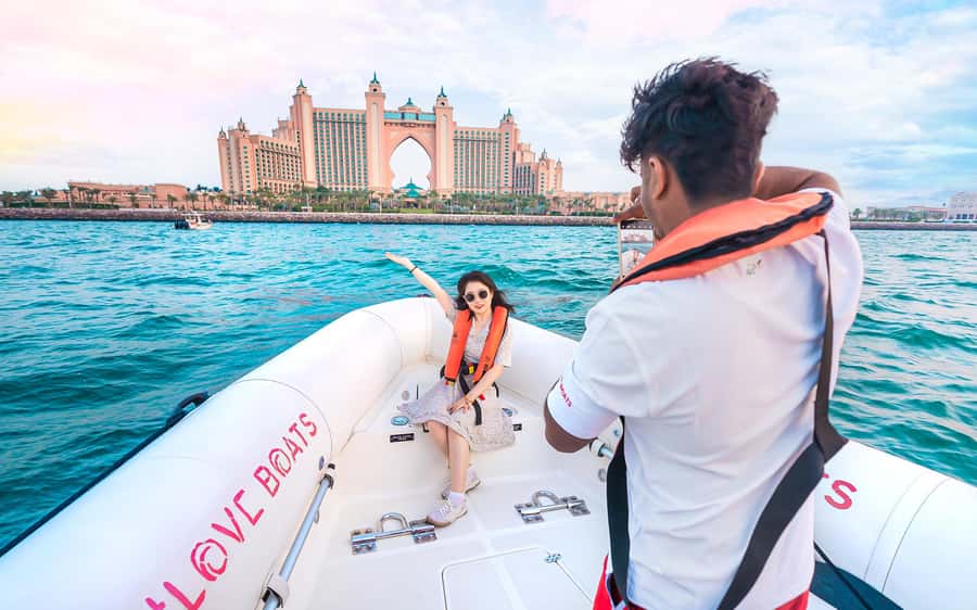 Dubai: Sightseeing Speedboat Tour with Live Tour Guide - Dubai Marina and Jumeirah Beach Residence