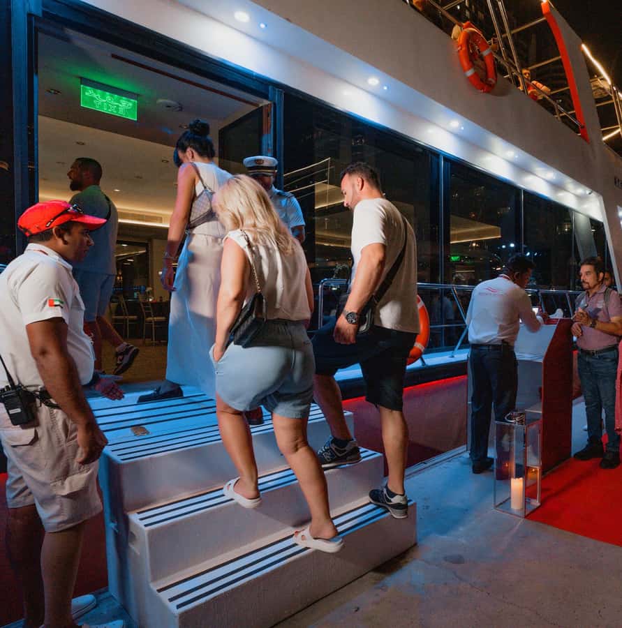 Dubai: Sunset or Dinner Cruise with Live Music & Open Bar - Dinner: what is actually on the buffet