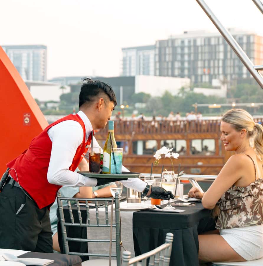 Dubai: Sunset or Dinner Cruise with Live Music & Open Bar - The open bar and live music