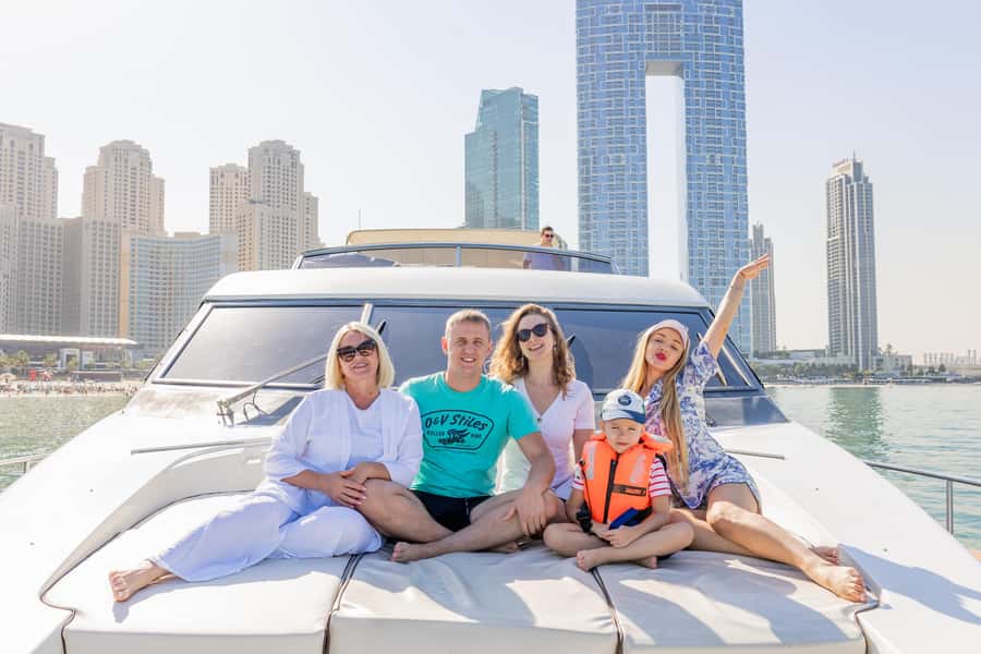 Dubai: The Luxury Yacht Tour with Live BBQ Option - Crew Service and the Shared-Boat Setup