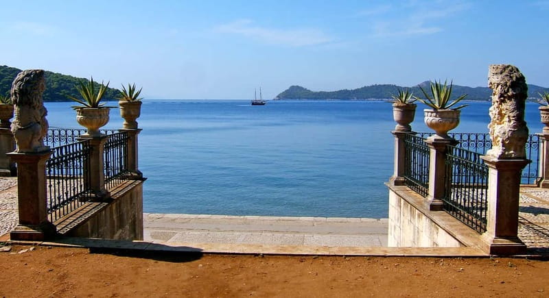 Dubrovnik: 3 Islands Fun Boat Trip with Drinks (FR, ES, EN) - Lunch, wine, and what is really included