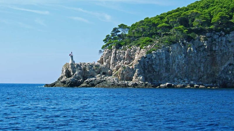 Dubrovnik: 3 Islands Fun Boat Trip with Drinks (FR, ES, EN) - The boat, sunbeds, and group size
