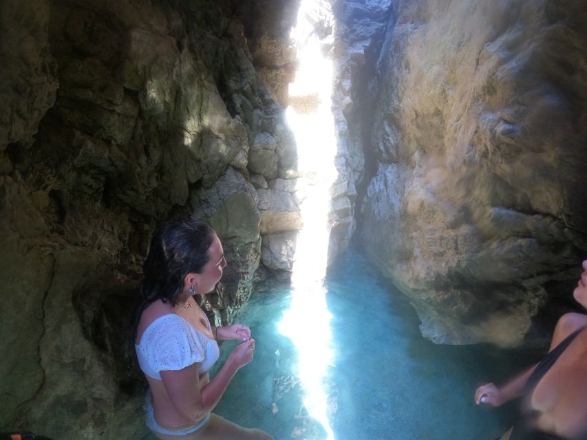 Dubrovnik: Blue & Green Caves Private Boat Tour with Drinks - What the drinks and boat setup add