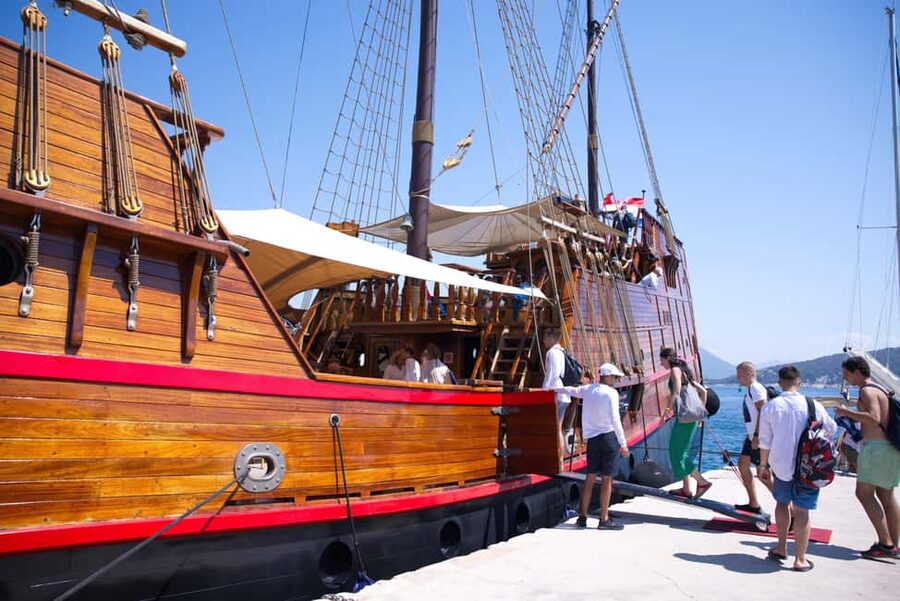 Dubrovnik: Elaphiti Island Luxury Pirate Ship Cruise - The guide and crew set the tone