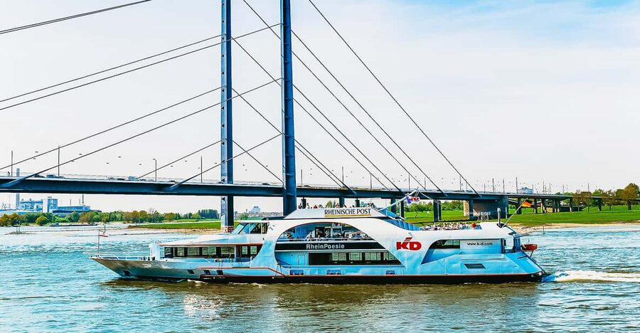 Düsseldorf: City Sightseeing Cruise on the Rhine - Drinks, snacks, and the rhythm of the ride