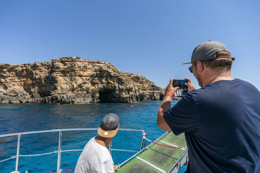 El Arenal, Mallorca: Bay of Palma Boat Tour with Snorkeling - How crowded is the boat?