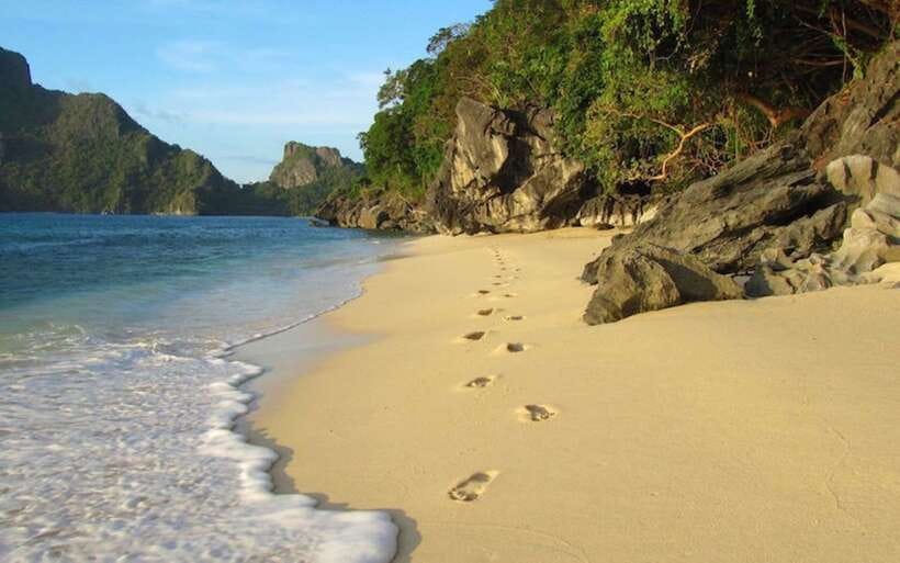 El Nido: Hidden Beaches and Lagoons Boat Hopping Tour D - Small Lagoon: The Scenic Centerpiece