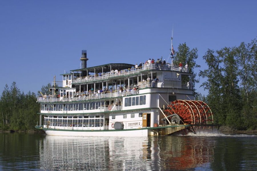 Fairbanks: Riverboat Cruise and Local Village Tour - The first hour: Chena River views with a running commentary