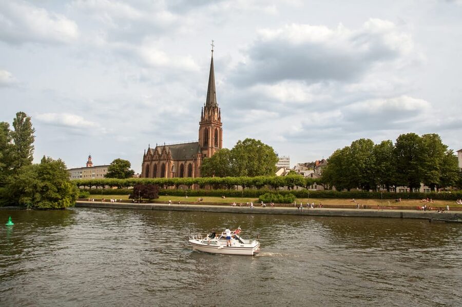 Frankfurt: 1-Hour Panorama Boat Cruise on the river Main - Drinks, Seating, and Comfort on Board