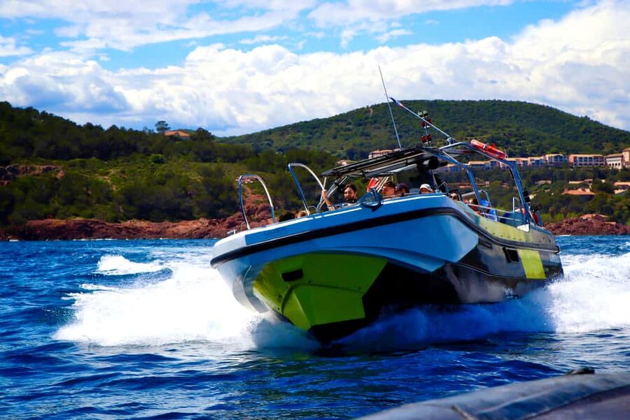 Fréjus : Esterel Calanques Cruise (Comfort Boat) + Swim Stop - A fast, funny finish on the way back