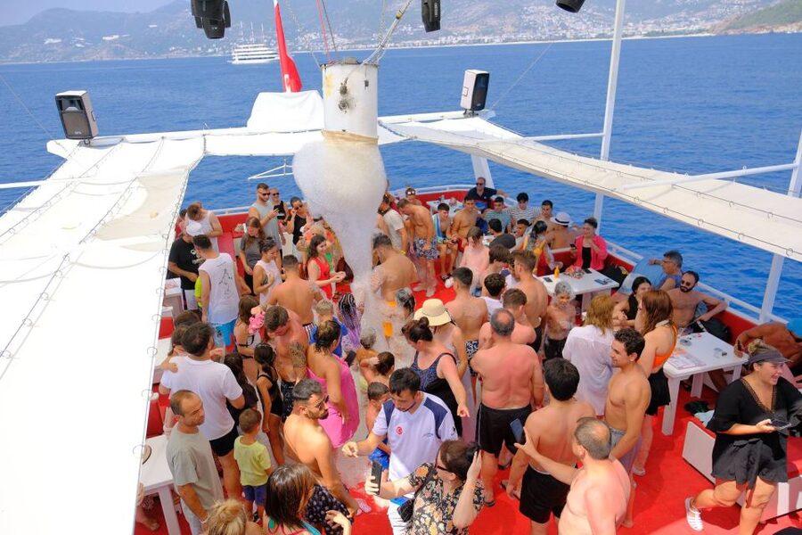 From Alanya: Boat Tour with Unlimited Soft Drinks and Lunch - Buffet lunch with chicken, salad, and unlimited soft drinks