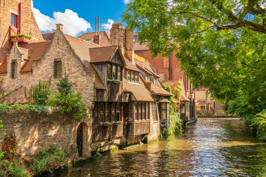 From Amsterdam: Bruges Day Trip in Spanish with Boat Option - Leaving Amsterdam for a day in Bruges