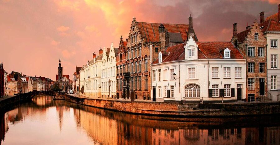 From Amsterdam: Bruges Day Trip in Spanish with Boat Option - Seeing the Lake of Love and Begijnhof first
