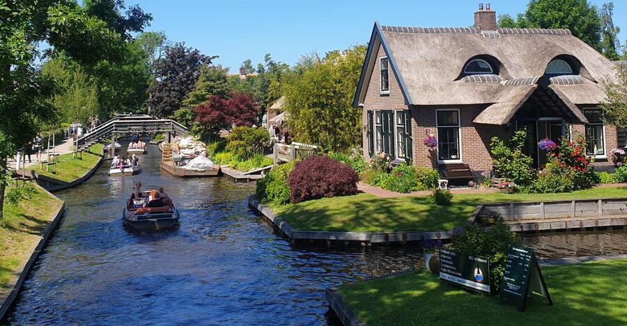From Amsterdam: Giethoorn Day Trip with Small Electric Boat - Key points before you book