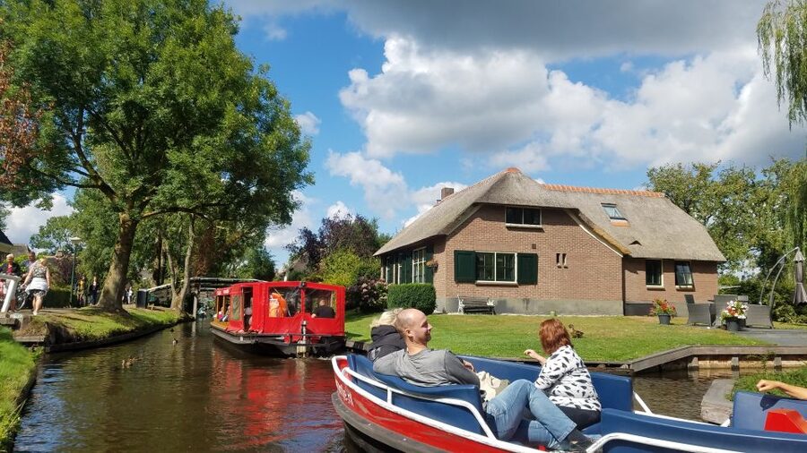 From Amsterdam: Giethoorn Day Trip with Small Electric Boat - Lunch and two hours to explore on your own