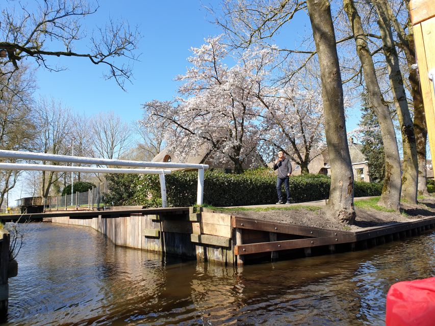 From Amsterdam: Giethoorn Day Trip with Small Electric Boat - What the guide adds to the experience