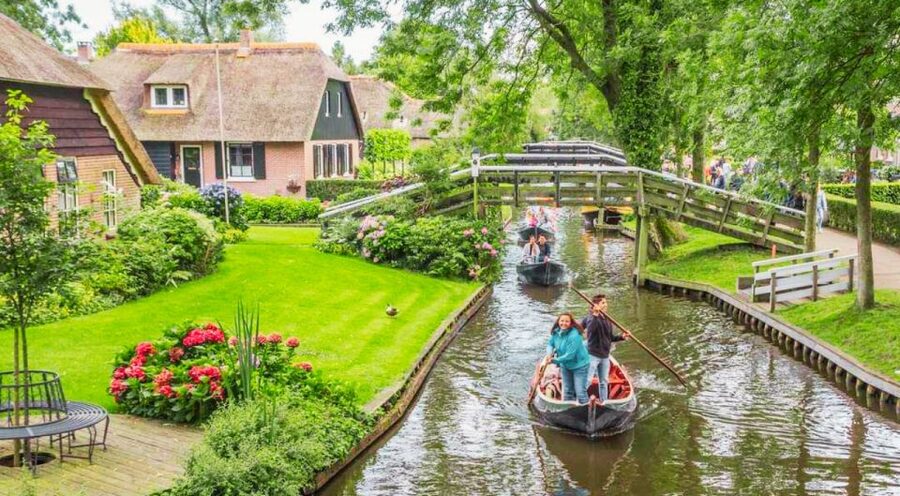From Amsterdam: Giethoorn Guided Day Trip with Canal Cruise - Meeting near Central Station at 11:00