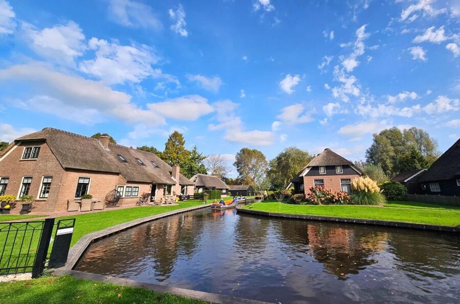From Amsterdam: Giethoorn & Zaanse Schans Tour w/ Small Boat - What to bring and how to prepare