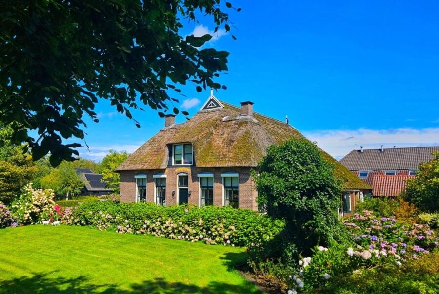 From Amsterdam: Giethoorn & Zaanse Schans Tour w/ Small Boat - Why combine these two villages in one day?