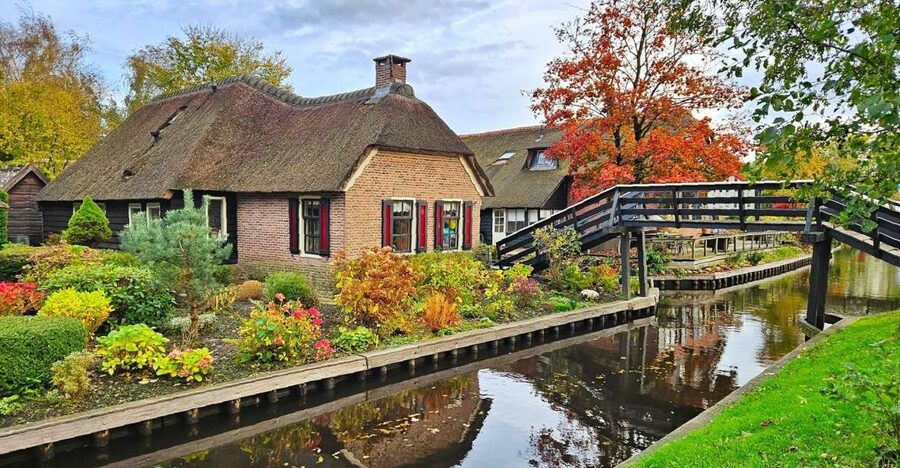 From Amsterdam: Giethoorn & Zaanse Schans Tour w/ Small Boat - Zaanse Schans: windmills, workshops, and Dutch traditions
