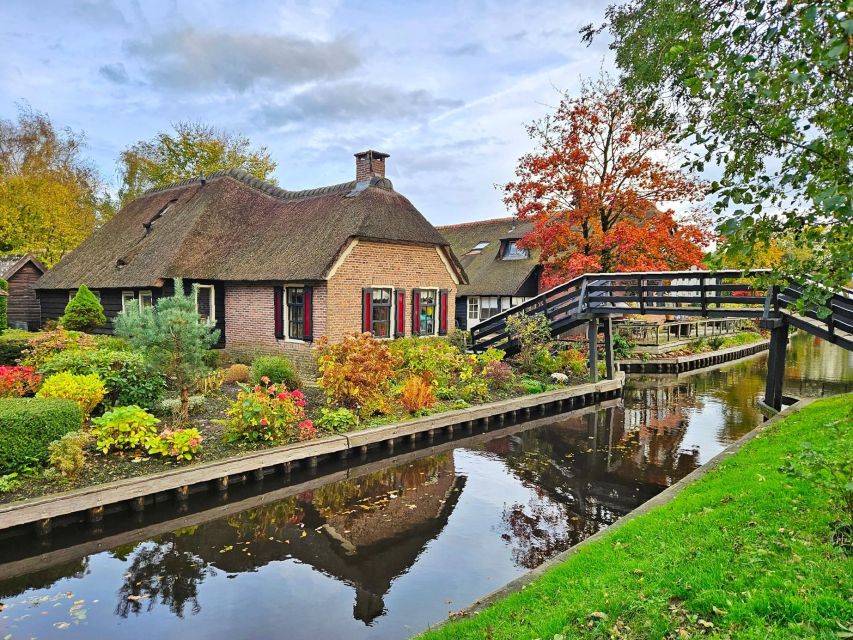 From Amsterdam: Giethoorn & Zaanse Schans Tour w/ Small Boat - Giethoorn by small electric boat