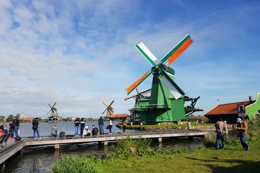 From Amsterdam: Giethoorn & Zaanse Schans Tour w/ Small Boat - Free time in Giethoorn