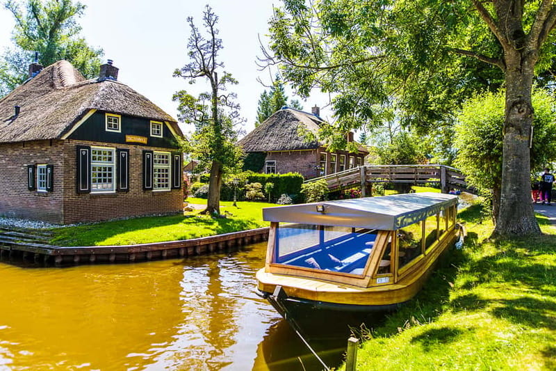 From Amsterdam: Ultimate Giethoorn Experience with Boat Tour - Why Giethoorn feels different from Amsterdam